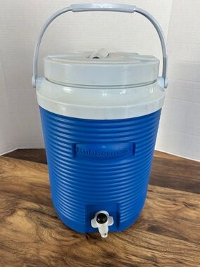 Rubbermaid 2 Gallon Blue and White Insulated Beverage Jug w/ Spigot and Handle